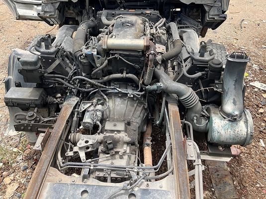 شاحنة شحن مستعملة ISUZU ELF 600P 700P شاحنة خفيفة 175 حصان محرك ديزل 4KH1 مع 3 مقاعد و 2 أبواب