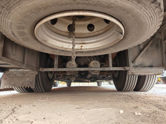 حافلات مدرسية صفراء مستعملة بسعة 56 مقعدًا لعام 2015 بمحركات ديزل وسرعة قصوى تبلغ 80 كم/ساعة