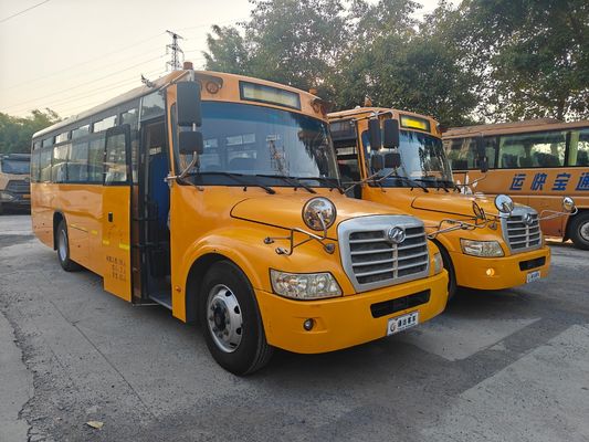 حافلات مدرسية صفراء مستعملة بسعة 56 مقعدًا لعام 2015 بمحركات ديزل وسرعة قصوى تبلغ 80 كم/ساعة